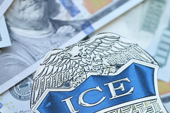 Para difundir el mensaje, ICE está asistiendo a ferias de empleo, campus universitarios y eventos de reclutamiento de fuerzas del orden.