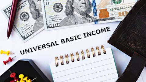 Una de las principales críticas al ingreso básico universal (UBI) es su costo potencial. Algunas propuestas representan más de la mitad de todo el presupuesto federal.
