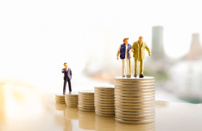 Empezar a ahorrar entre los 20 y los 30 años te ofrece un horizonte temporal más amplio para que tu dinero crezca, incluso con aportaciones mensuales modestas.