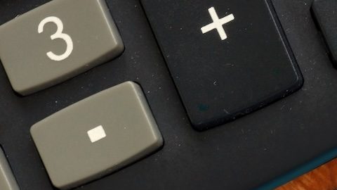 Las letras del Tesoro (T-bills) generalmente se venden en denominaciones de $100 dólares y pueden alcanzar una denominación máxima de $10 millones de dólares.