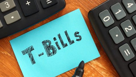 Las letras del Tesoro (T-bills) generalmente se venden en denominaciones de $100 dólares y pueden alcanzar una denominación máxima de $10 millones de dólares.