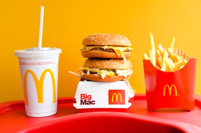 En 2023, un menú combinado Big Mac de $18 se volvió viral, lo que desató un debate sobre si la cadena se ha alejado de sus raíces de asequibilidad.