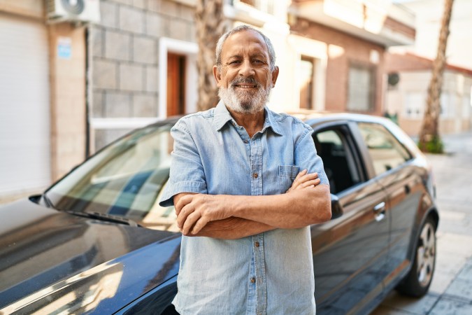 Las necesidades y experiencias de los adultos mayores, en materia de seguro de automóvil suelen ser diferentes a las de otros clientes.