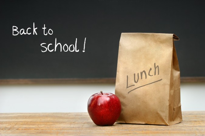 Las estrategias generales para ahorrar dinero para el regreso a clases incluyen planificar las comidas, comparar precios unitarios, cocinar en grandes cantidades para reducir el desperdicio de alimentos y evitar las compras impulsivas.