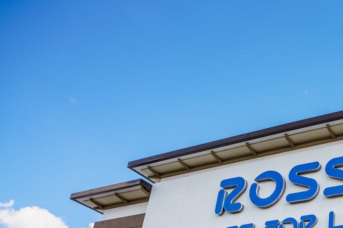 Los ingresos operativos de Ross disminuyeron aproximadamente un 3% año tras año, principalmente debido a los costos relacionados con las tarifas.