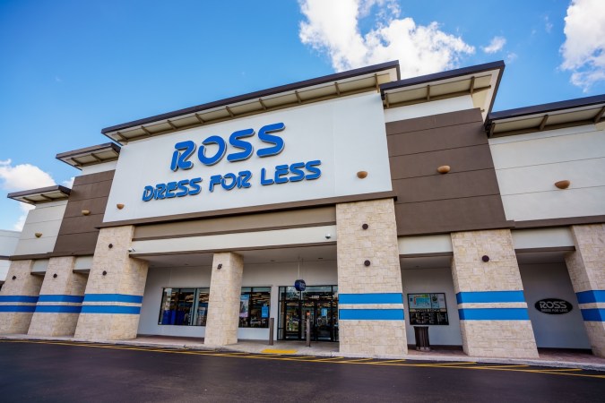 Los ingresos operativos de Ross disminuyeron aproximadamente un 3% año tras año, principalmente debido a los costos relacionados con las tarifas.