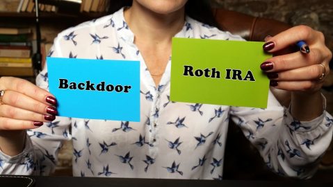 Una IRA de puerta trasera es una estrategia legal que permite a las personas con ingresos altos eludir los límites de ingresos en las contribuciones a una Roth IRA.