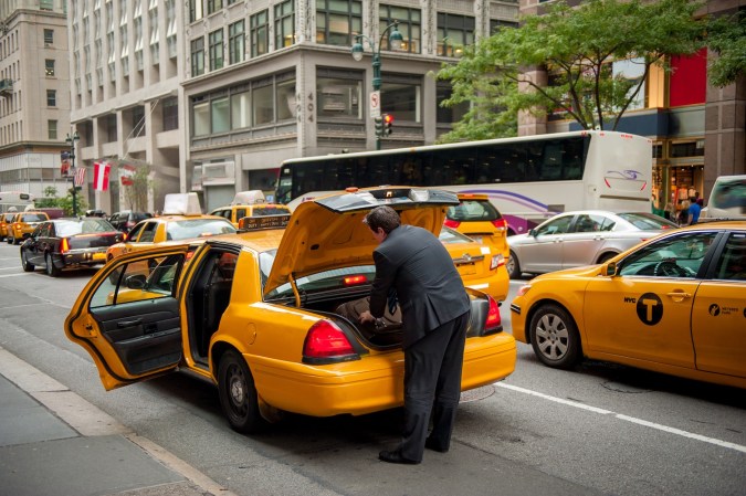 Los taxis de la ciudad de Nueva York funcionan bajo un sistema de tarifas con taxímetro regulado por la Comisión de Taxis y Limusinas de Nueva York.