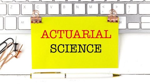 La ciencia actuarial utiliza métodos matemáticos y estadísticos para evaluar los riesgos financieros en seguros y finanzas.