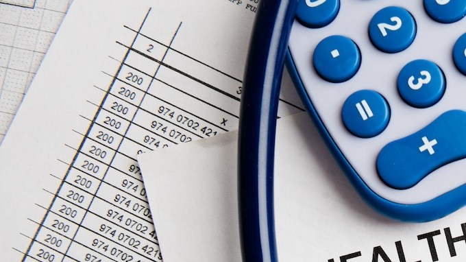 Las aseguradoras utilizan la autorización previa para garantizar la necesidad médica, controlar los costos y prevenir el uso excesivo.