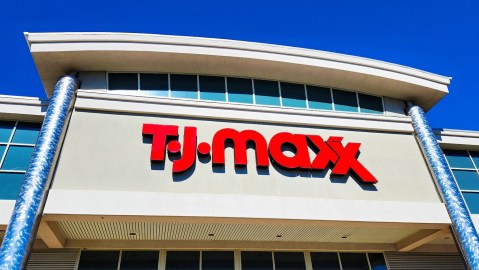 T.J. Maxx, conocido por sus artículos de marca a precios reducidos, es propiedad de TJX, la empresa matriz de Marshalls, HomeGoods y más.