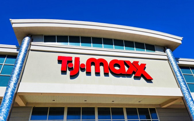 T.J. Maxx, conocido por sus artículos de marca a precios reducidos, es propiedad de TJX, la empresa matriz de Marshalls, HomeGoods y más.