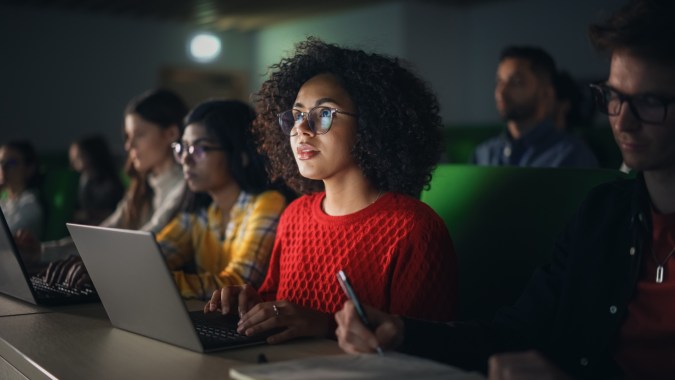 El programa federal, que está en la cuerda floja, apoya a las universidades con un alto número de estudiantes latinos.