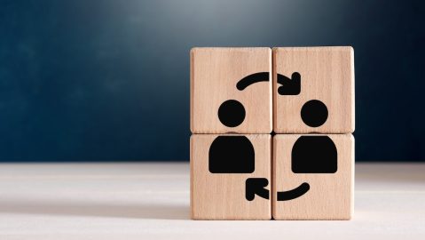 Dos implementaciones de los mercados C2C son las subastas y los anuncios clasificados.