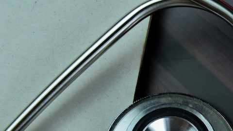 El estafas de Medicare puede tomar muchas formas, pero las más frecuentes buscan engañar a las personas mayores para que brinden información confidencial.
