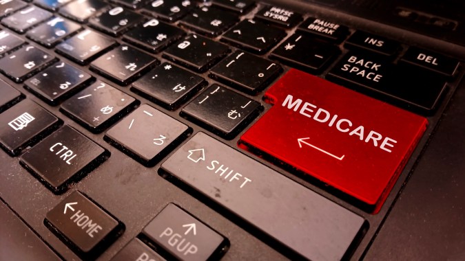 Es importante que protejas tu tarjeta de Medicare, su número y otra información personal y que revises tus reclamaciones periódicamente.