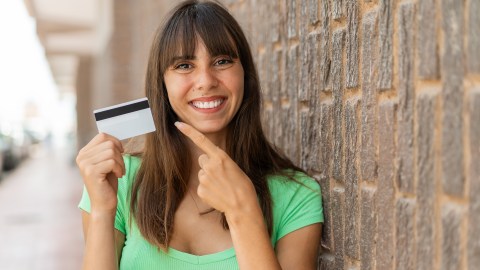 Mujer sostiene una tarjeta en Estados Unidos