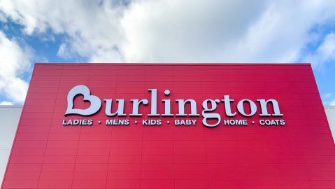 Burlington se especializa en ropa de marca para mujeres, hombres, niños y bebés, así como calzado, accesorios, decoración del hogar, juguetes y productos de belleza.