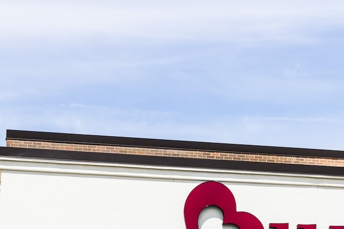 Burlington obtiene sus productos a través de varios canales, incluidos excedentes de tiendas departamentales, liquidaciones y mercadería creada directamente por las mejores marcas para el mercado de precios reducidos.