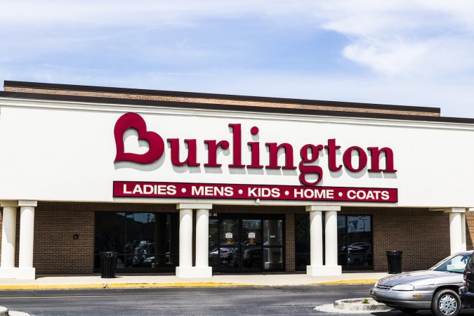 Burlington obtiene sus productos a través de varios canales, incluidos excedentes de tiendas departamentales, liquidaciones y mercadería creada directamente por las mejores marcas para el mercado de precios reducidos.