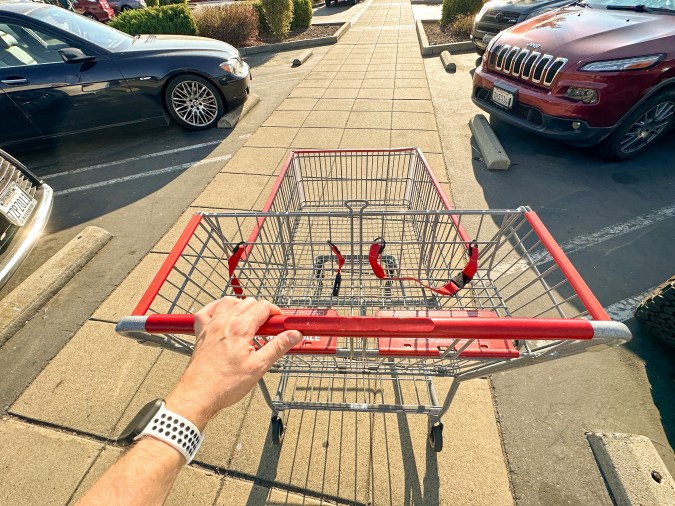En Costco puedes ahorrar dinero en artículos esenciales de uso diario, comprar neumáticos y gasolina con descuento, probar muestras de comida y ahorrar en un crucero, y al mismo tiempo recoger sus medicamentos recetados.