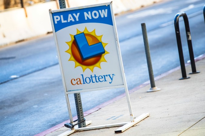 La Lotería del Estado de California fue creada mediante una medida electoral que fue aprobada por el 58% de los votantes el 6 de noviembre de 1984.