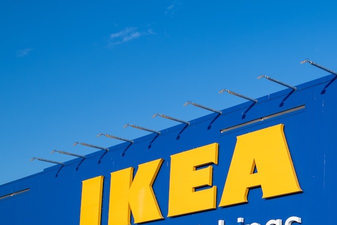 Desde que abrió su primera tienda en EE.UU. en 1985, IKEA se ha convertido en un nombre familiar por sus muebles en paquete plano, ingeniosos trucos de almacenamiento y decoración del hogar a precios accesibles.