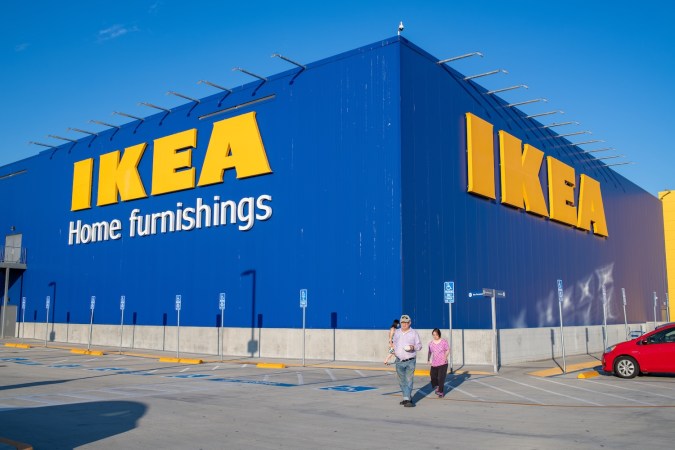 Desde que abrió su primera tienda en EE.UU. en 1985, IKEA se ha convertido en un nombre familiar por sus muebles en paquete plano, ingeniosos trucos de almacenamiento y decoración del hogar a precios accesibles.