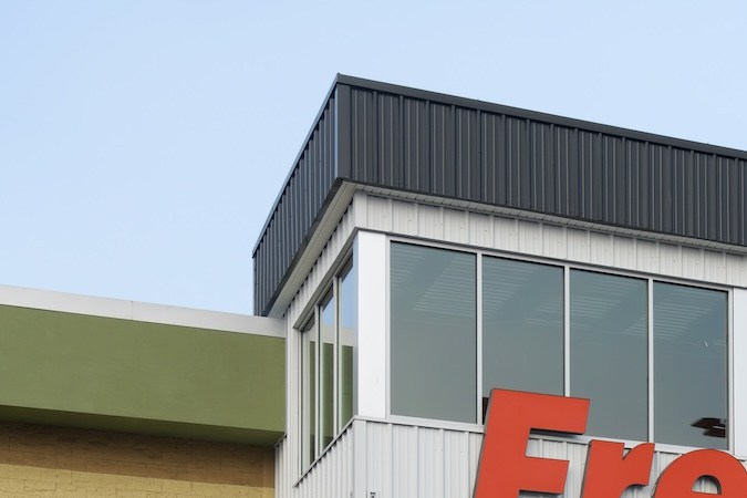 Fred Meyer, parte de la familia de tiendas de Kroger Co., es una de las tiendas que se verá afectada por los cierres anunciados a mitad de año.