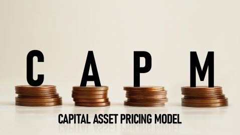El modelo CAPM calcula el rendimiento esperado de un activo evaluando su riesgo en comparación con el mercado general.