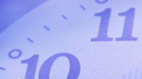 El valor actual de una perpetuidad se determina dividiendo el importe de los flujos de caja regulares entre la tasa de descuento.