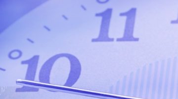 El valor actual de una perpetuidad se determina dividiendo el importe de los flujos de caja regulares entre la tasa de descuento.