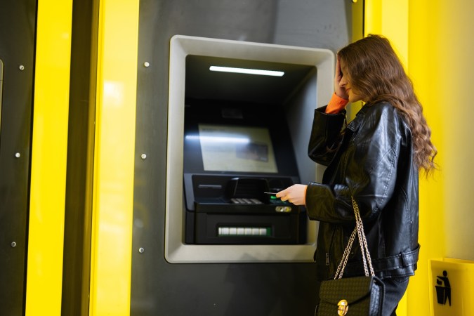 Como en cualquier servicio digital, siempre existe el riesgo de que se produzca un error del servidor, por lo que el cajero automático podría cometer un error en tu movimiento bancario.