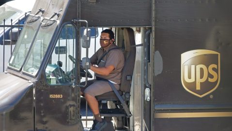 Además de sus salarios, los empleados de UPS a tiempo completo reciben $50,000 dólares en contribuciones a la salud, bienestar y pensión.