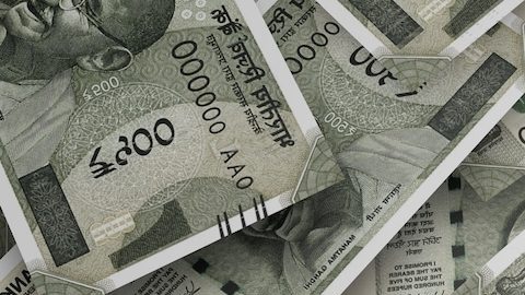 Después de su introducción, la rupia india (INR) se convirtió en una moneda fiduciaria bajo el dominio colonial británico.