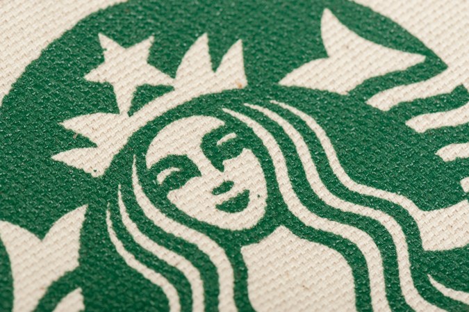Starbucks dijo que espera tener 18,300 sucursales en América del Norte cuando su año fiscal finalice el domingo.