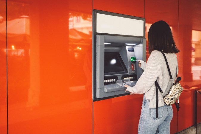 El aumento de las tarifas en cajeros automáticos crea una situación particularmente difícil para los consumidores modernos.