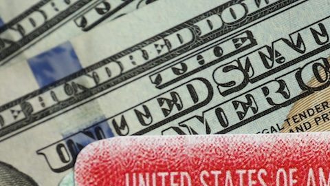 El presidente pretende limitar el uso de las visas H-1B, que permiten a trabajadores calificados de otros países trabajar en Estados Unidos.