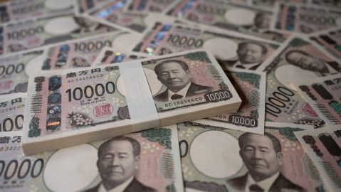 El yen japonés es la tercera moneda más negociada del mundo, detrás del dólar estadounidense y el euro.