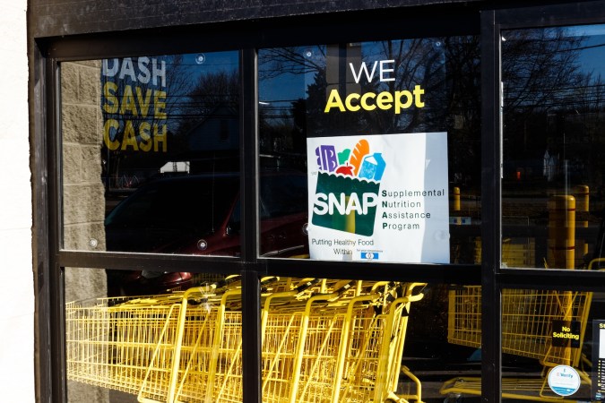 Los estados están advirtiendo a los estadounidenses que dependen de cupones de alimentos para pagar sus compras que podrían perder beneficios a partir de noviembre.