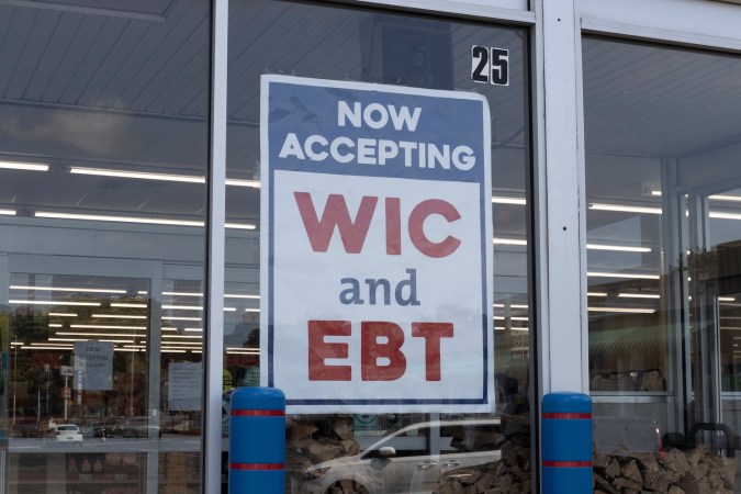 WIC mejora los resultados de salud al conducir a nacimientos más saludables, mejores prácticas de alimentación infantil y una mejor nutrición para los niños.