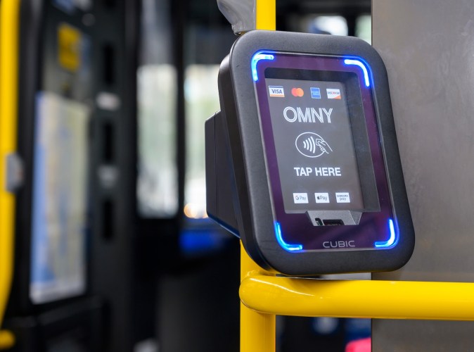El aumento de tarifas de metro y autobús de NY coincidirá con la transición al nuevo sistema de pago con tarjeta OMNY.