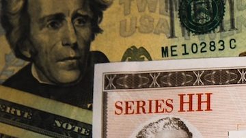 En el comercio de opciones, un STRIP es una estrategia utilizada para cubrir el riesgo de una apuesta equivocada en una caída del precio de una acción.