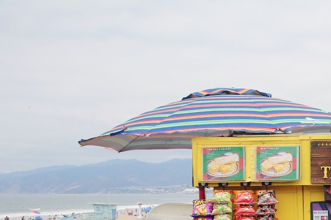 La ley SB 635, conocida como Ley de Protección de Vendedores Ambulantes, fue escrita por la senadora demócrata María Elena Durazo.