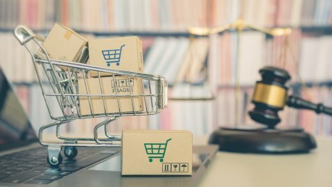 Caveat emptor significa "que el comprador tenga cuidado" e implica que el comprador asume la responsabilidad de garantizar la calidad del producto antes de la compra.