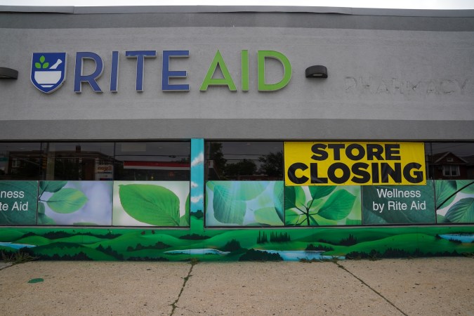 Rite Aid se había declarado en bancarrota por primera vez en octubre de 2023, lo que le permitió reducir miles de millones de dólares en deuda y cerrar cientos de tiendas de bajo rendimiento.