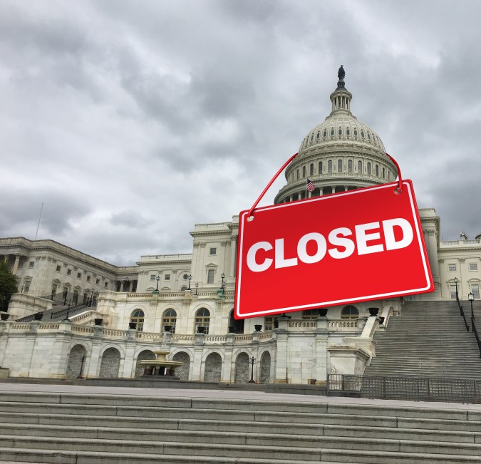 El presidente Donald Trump sugirió que algunos trabajadores federales no merecen recibir el pago atrasado una vez que termine el cierre.