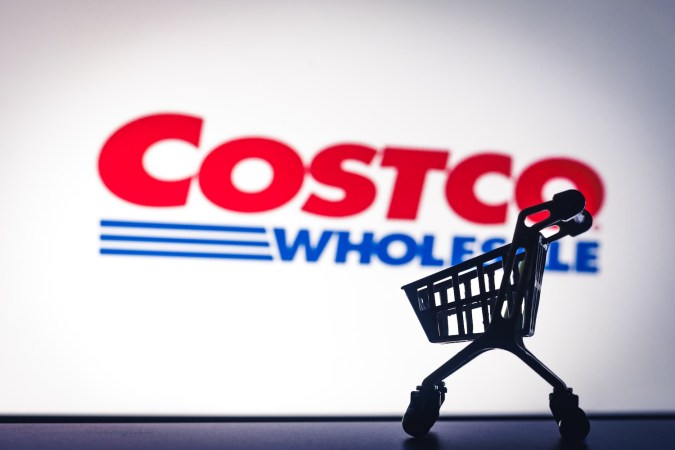 Puede obtener una cotización de seguro de automóvil de Costco en línea o llamando a la compañía, pero debe comprar una membresía de Costco antes de obtener una póliza.