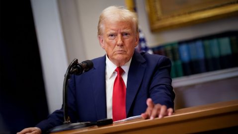 Una coalición de 25 estados gobernados por demócratas demandó al gobierno para impedir recortes multimillonarios a la asistencia alimentaria federal que entrarían en vigor este fin de semana.