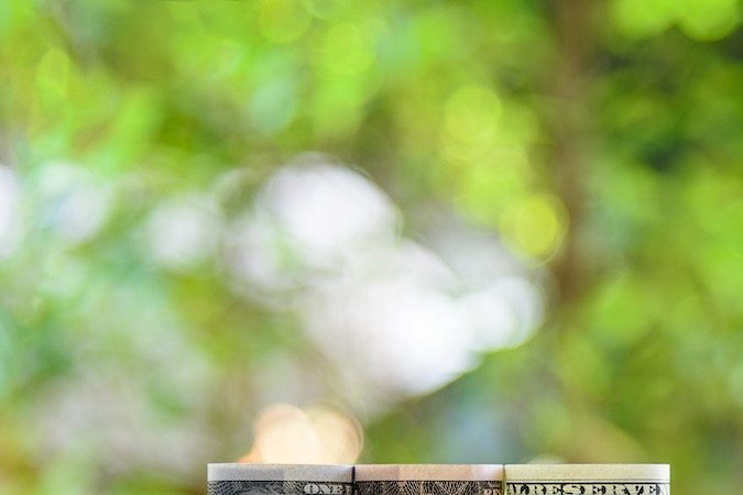 El préstamo hipotecario inverso generalmente se reembolsa cuando te mudas de la casa o cuando mueres.